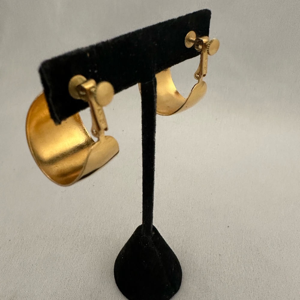 Vintage Napier gold tone wide hoop clip earrings - Picture 4 of 4